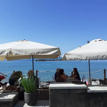 Il Mare Nel Bosco Con Terrazza Nella Natura, Vista Mare, E Isole Holiday home *