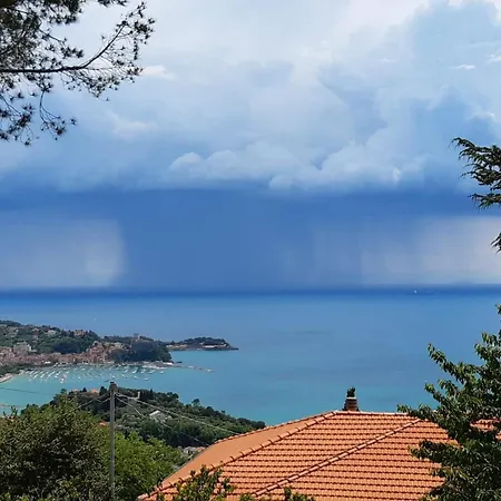 Il Mare Nel Bosco Con Terrazza Nella Natura, Vista Mare, E Isole *