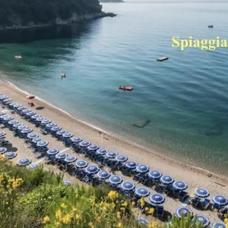 Il Mare Nel Bosco Con Terrazza Nella Natura, Vista Mare, E Isole *